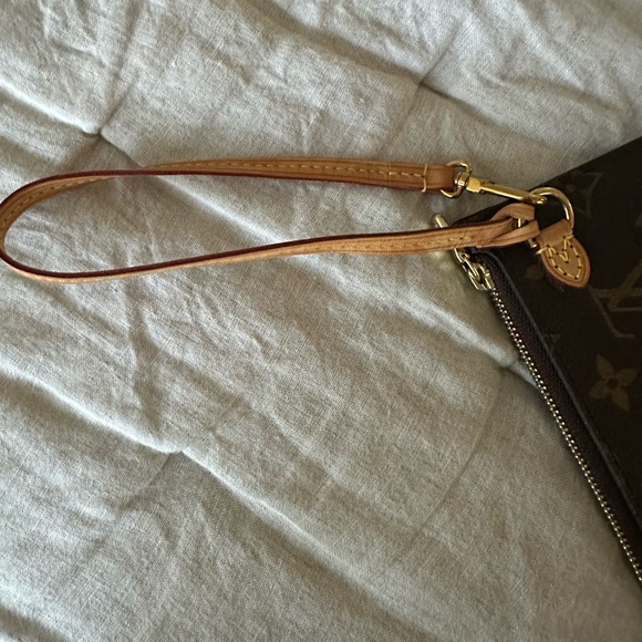 Like NEW! AUTHENTIC MONOGRAM LOUIS VUITTON WRISTLET.No signs of wear in or out. - Picture 6 of 10